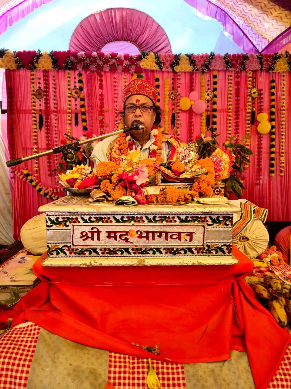 सुदामा चरित्र सुन भावुक हुए श्रद्धालु, कथा पंडाल में उमड़ी भीड़