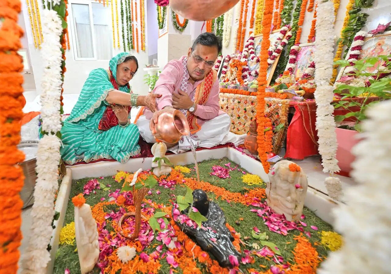 मुख्यमंत्री भजनलाल शर्मा ने भगवान शिव का अभिषेक कर प्रदेशवासियों के कल्याण की कामना की