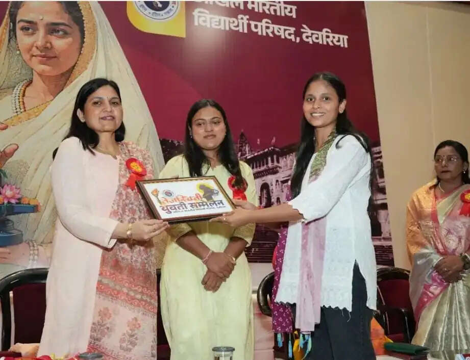देवरिया : तेजस्विनी सम्मेलन में युवतियों ने दिखाई आत्मरक्षा की कला, रानी लक्ष्मीबाई की झांकी के साथ निकली शोभायात्रा