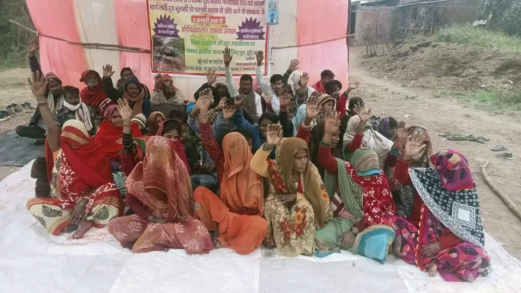 भीषण ठंड में मार्ग पर ग्रामीणों के अनशन पर बैठने से अफसर टेंशन में