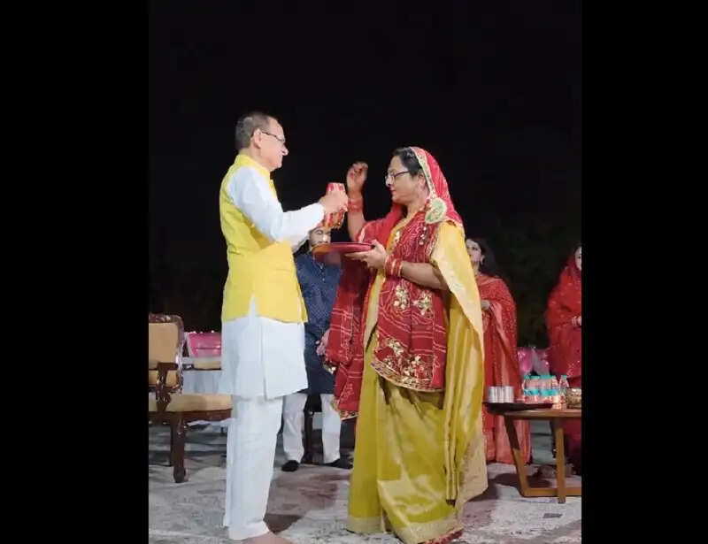मध्य प्रदेश में धूमधाम से मनाया गया करवा चौथ का पर्व, कई जिलों में नहीं दिखा चांद