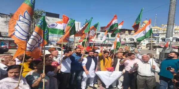 अनुच्छेद 370 और विशेष दर्जे की मांग के विरोध में कठुआ में भाजपा का प्रदर्शन, उमर सरकार का फूंका पुतला