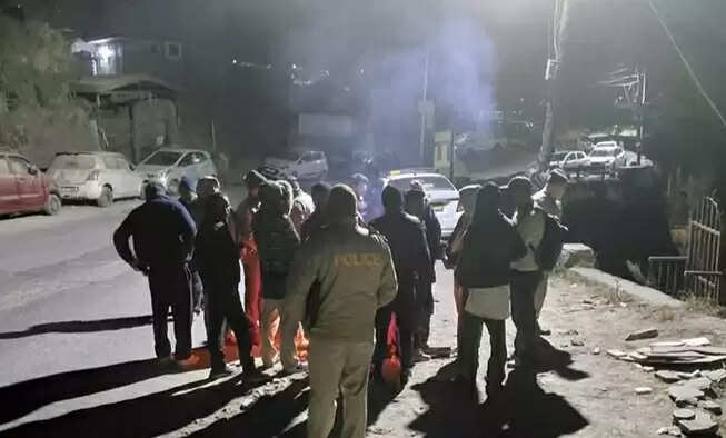 शिमला : फोरलेन टनल के ऊपर बहुमंजिला भवन और होटल में दरारें, आधी रात सड़क पर 15 परिवार और टूरिस्ट