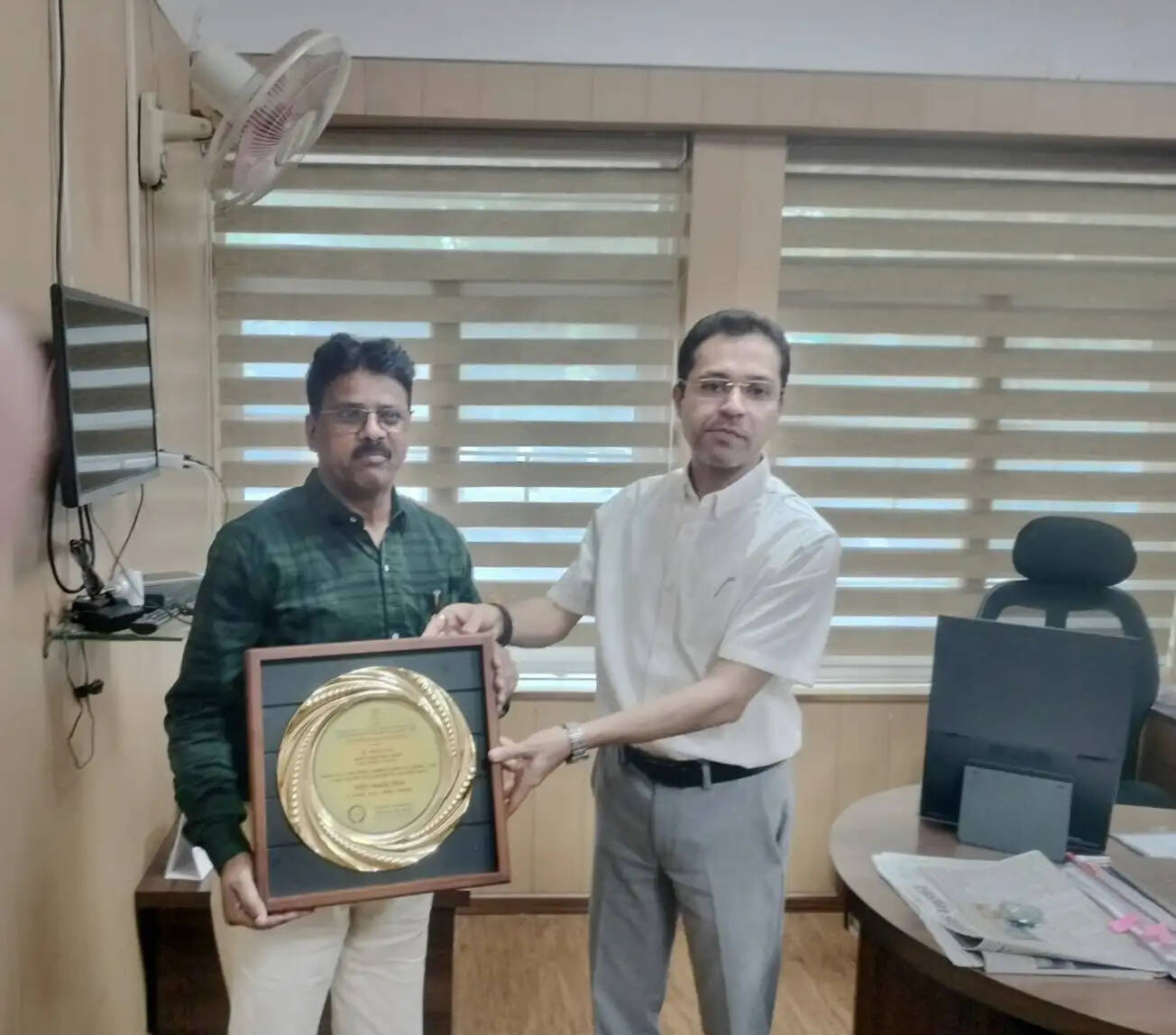 अशोकनगर को नहीं भूले पूर्व कलेक्टर आदित्य सिंह, सेवानिवृत्त कर्मचारी को सौंपे अपने सम्मान