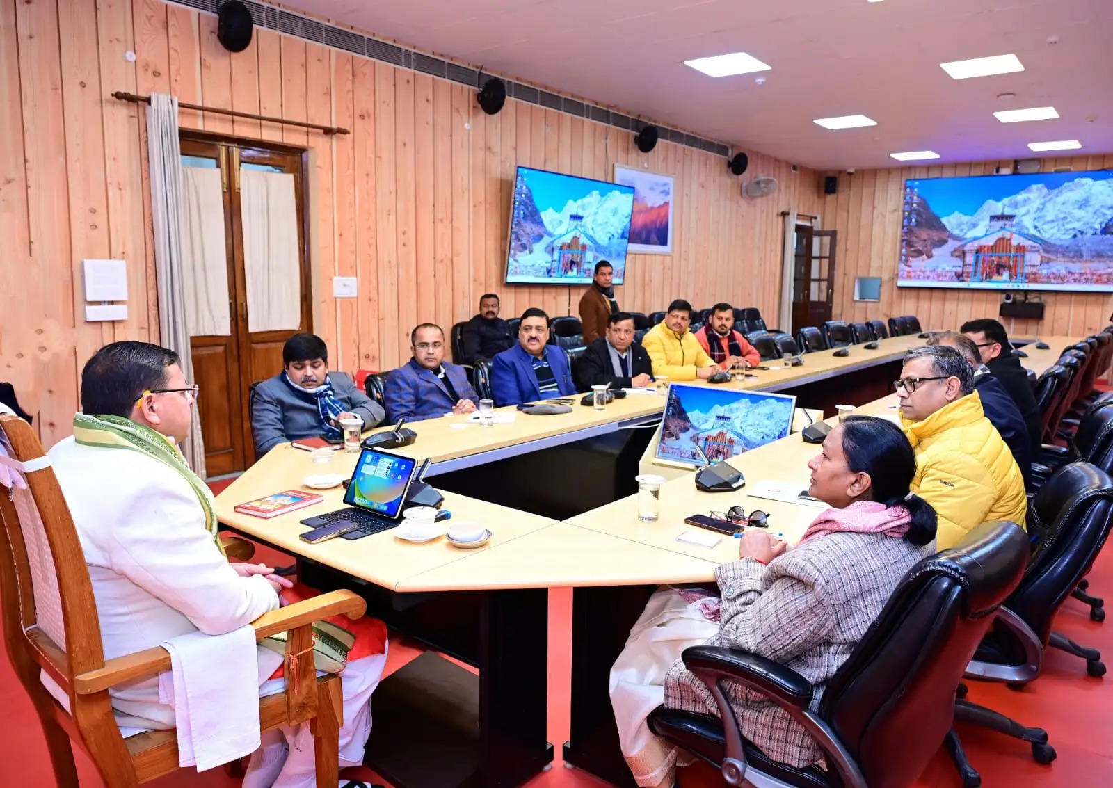 प्रधानमंत्री के 9 संकल्पों को राज्य स्तर पर क्रियान्वित करने के लिए कार्यों में लाएं तेजी : मुख्यमंत्री