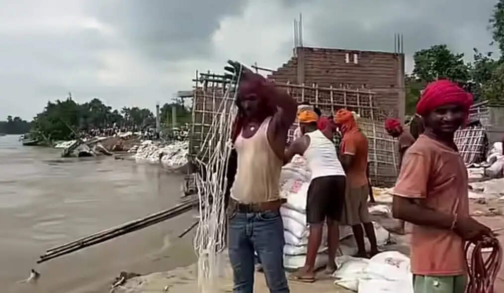 लौटती गंगा ने बढ़ाई राघोपुर की धड़कन, सुरक्षा कवच बनी जियो बैग की दीवार बहने से बढ़ा कटाव का खतरा