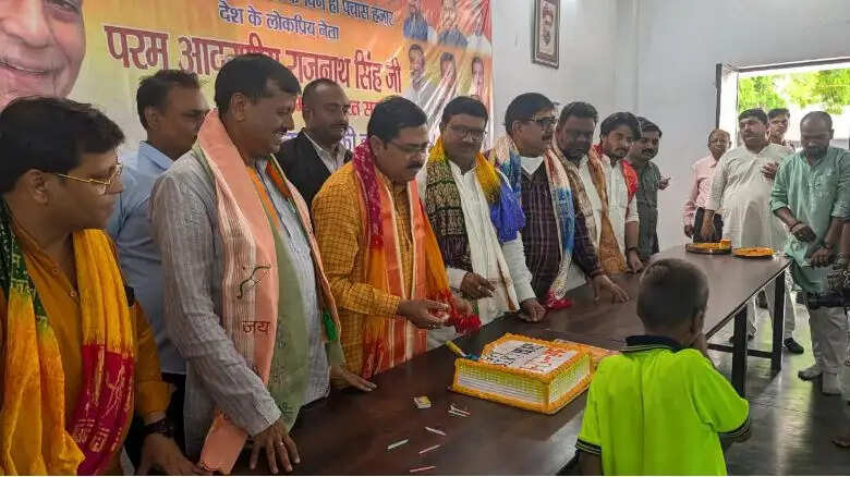 रक्षामंत्री राजनाथ सिंह का धूमधाम से मनाया गया जन्मदिन, महापौर ने चलाया स्वच्छता अभियान