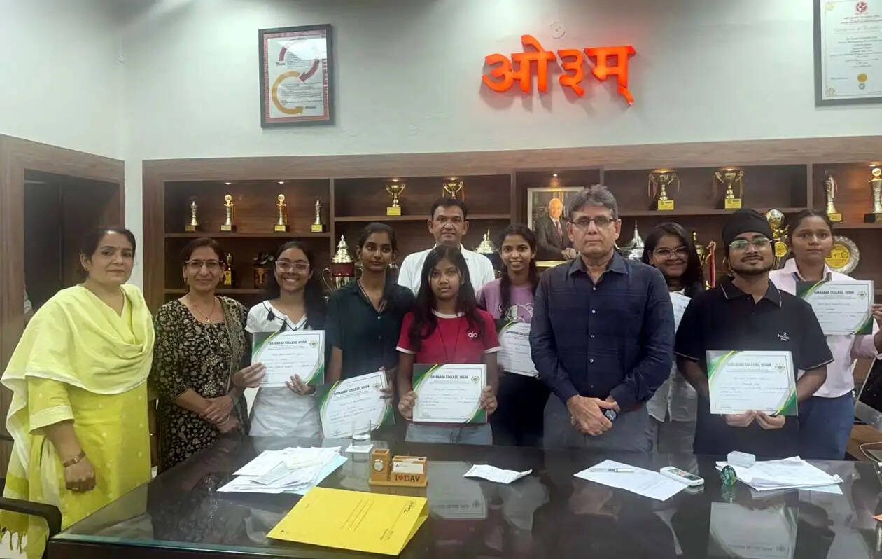 हिसार : सोशल मीडिया और एआई के प्रभाव से लेकर राष्ट्र निर्माण तक, विद्यार्थियों ने रखे विचार