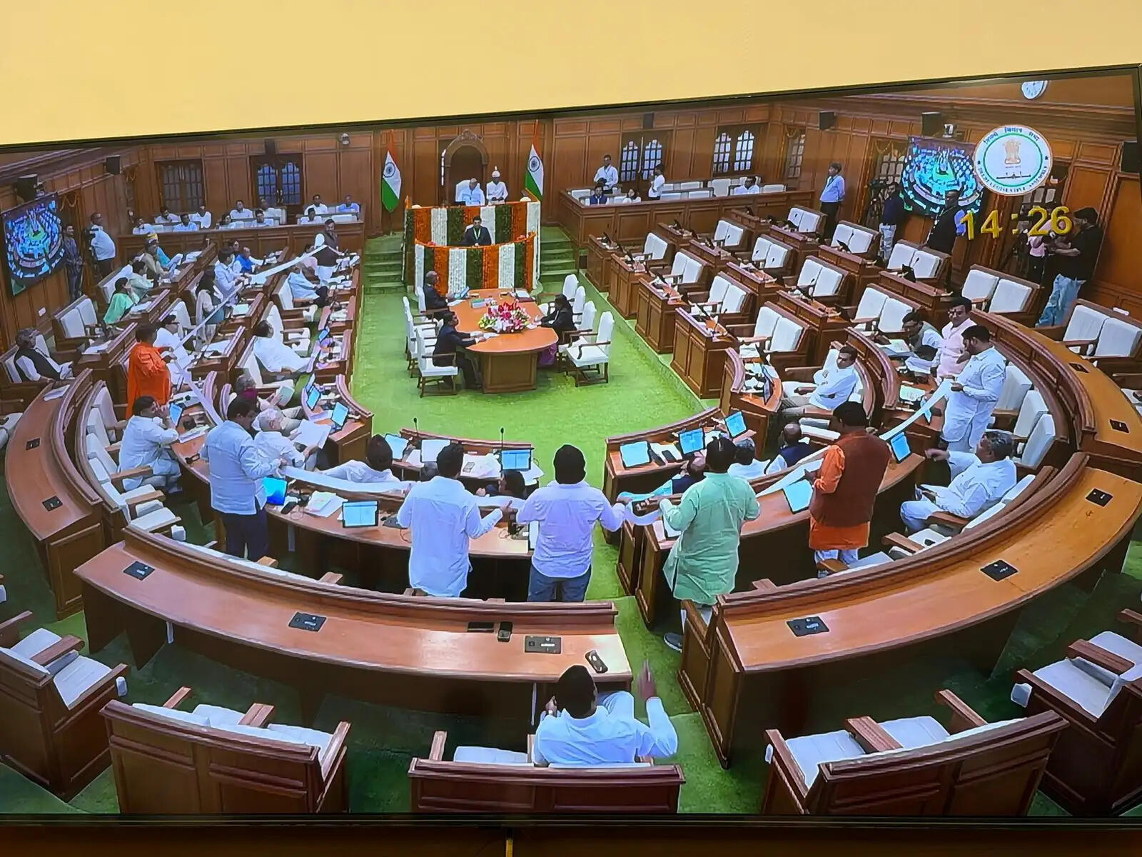 ‘शीश महल’ जनता के साथ विश्वासघात, मंत्री प्रवेश ने सदन में पेश किया खर्चों का प्रिंटिंग पेपर रोल