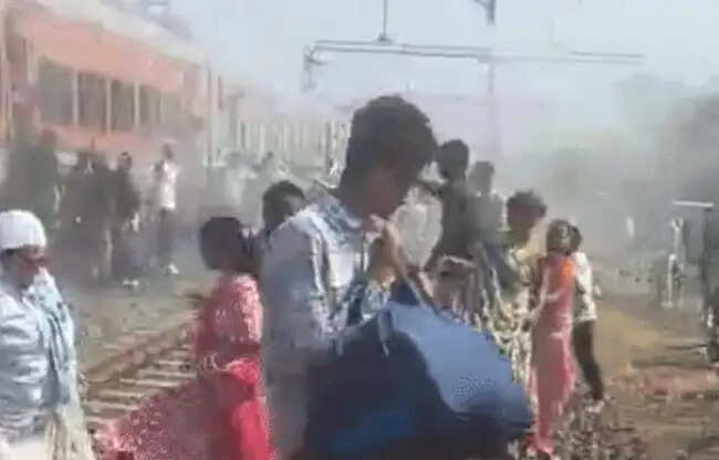 मप्र के रतलाम में रणथंभौर एक्सप्रेस के पहियों से निकला धुआं, मची अफरा-तफरी