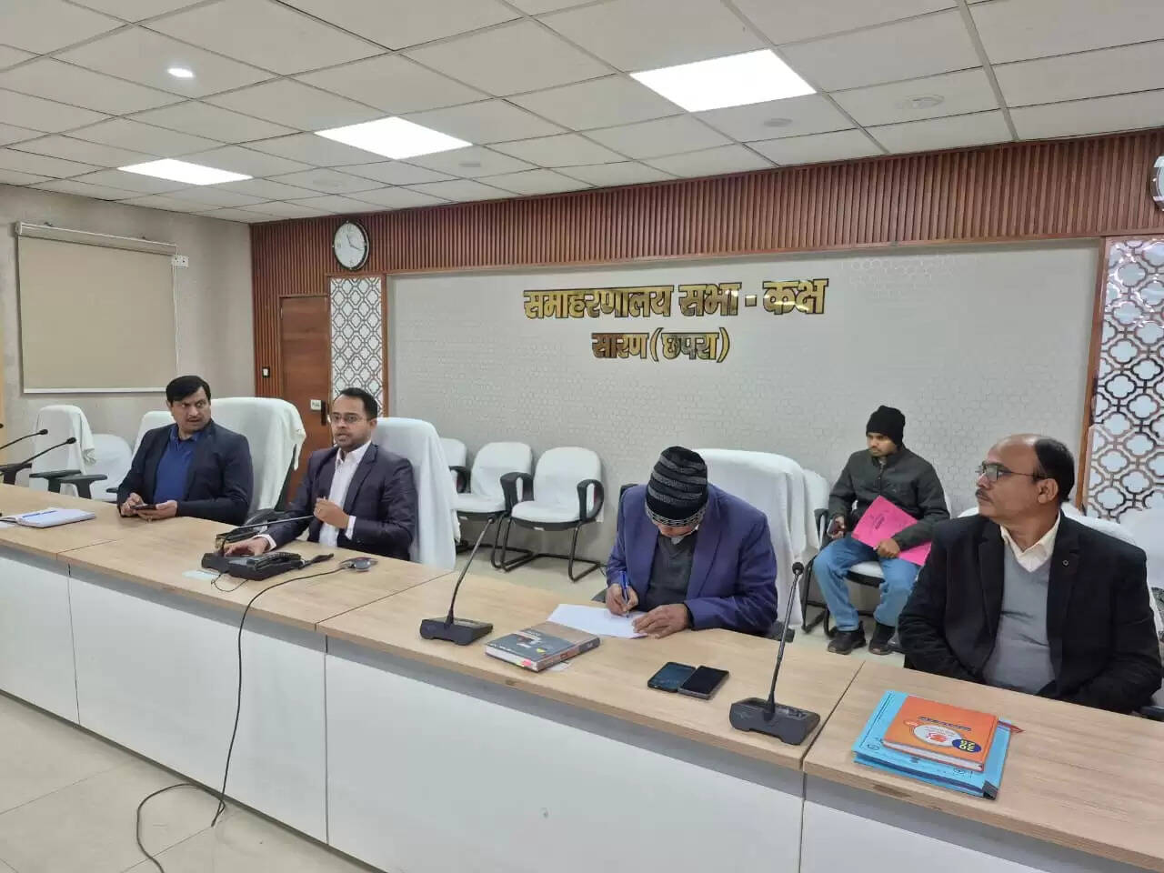 कार्यसंस्कृति सुधारने और लंबित मामलों के निपटारे का जिलाधिकारी ने दिया निर्देश