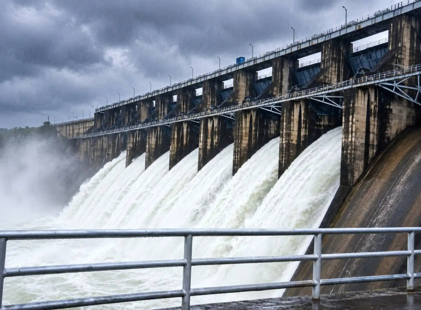 लगातार बारिश से जलाशयों का बढ़ा जलस्तर, गंगरेल से 34,282 क्यूसेक पानी छोड़ा गया