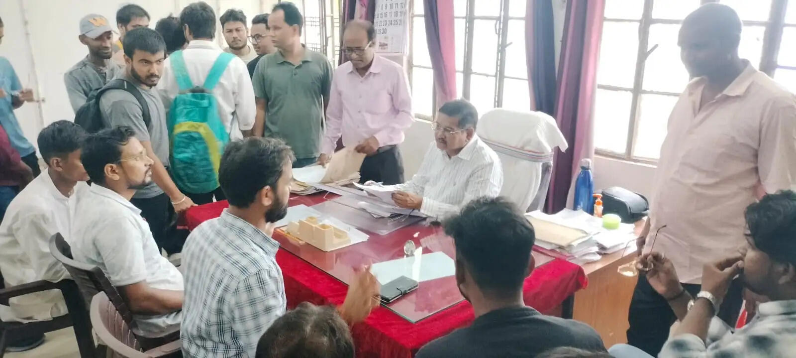 एमएड परीक्षा परिणाम में गड़बड़ी को लेकर छात्र संगठनों ने परीक्षा नियंत्रक का किया घेराव