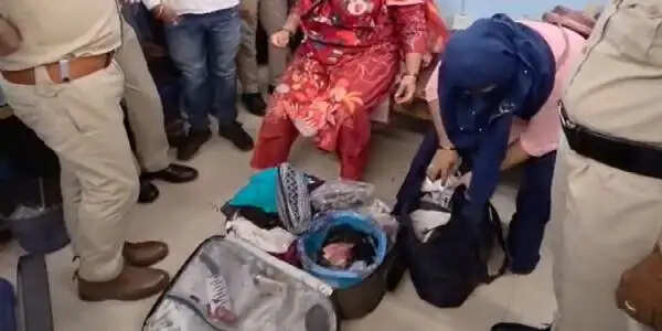 छत्तीसगढ़ की बिलासपुर पुलिस ने मां-बेटी को सूटकेस में गौमांस के साथ किया गिरफ्तार