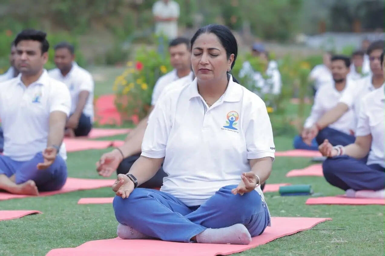 मुख्यमंत्री ने असोला भाटी स्थित नीली झील के पास किया योगाभ्यास