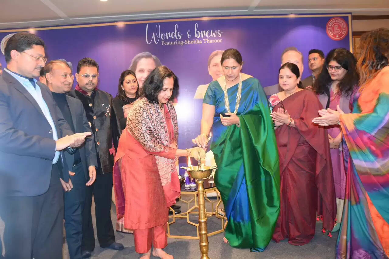 भाषा को समझना और महसूस करना दोंनों में बडी बात है : थरूर