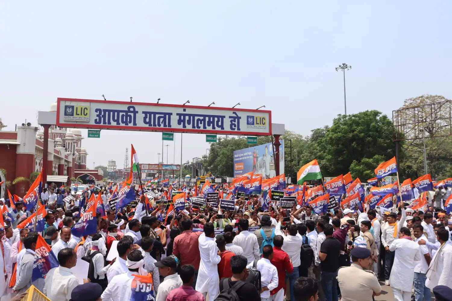 यूजीसी को लेकर अपना दल कमेरावादी का लखनऊ में प्रदर्शन, पल्लवी पटेल रेल इंजन पर चढ़ी