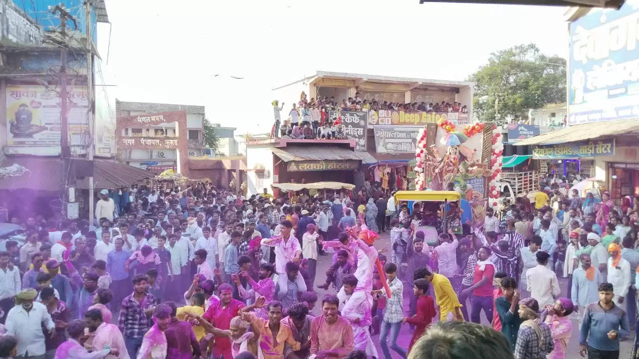 कुरुद में धूमधाम के साथ निकली माता की विसर्जन यात्रा, एक झलक पाने उमड़ा जनसैलाब