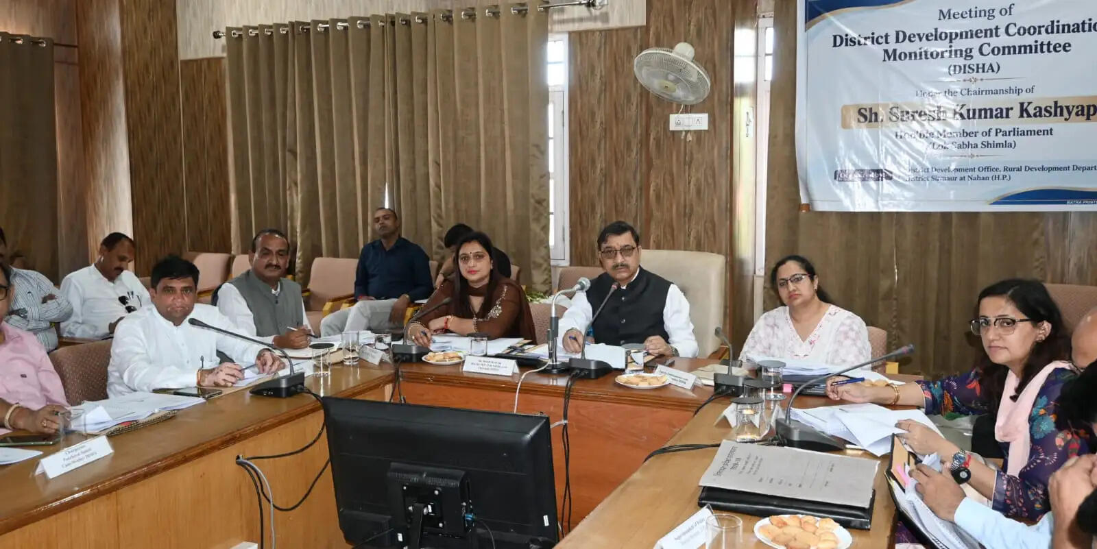दिशा की समीक्षा बैठक में विकासात्मक योजनाओं के क्रियान्वयन एवं प्रगति पर समीक्षा