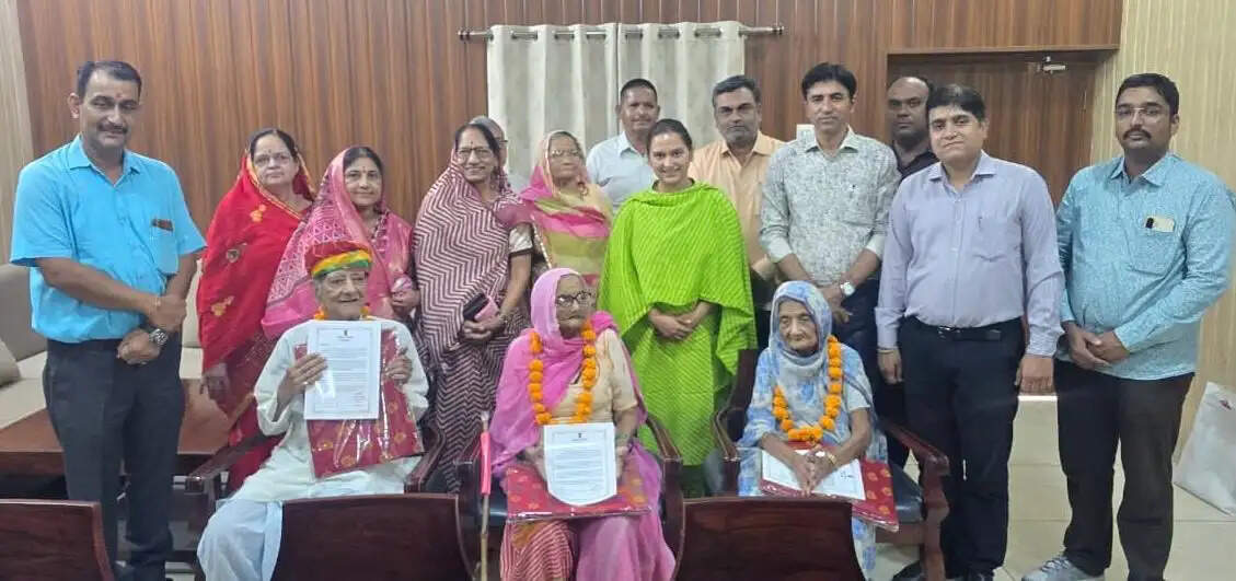 शतायु मतदाता रामप्यारी का सम्मान&nbsp;:&nbsp;98 वर्षीय सरजु देवी और 97 वर्षीय चांदमल सोनी को भी किया सम्मानित
