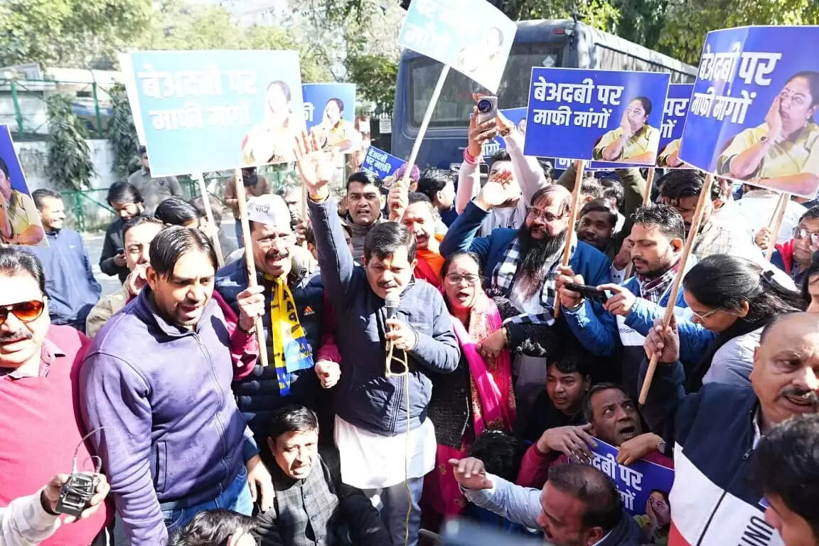 भाजपा कार्यालय के बाहर प्रदर्शन कर रहे आआपा नेताओं को लिया गया हिरासत में