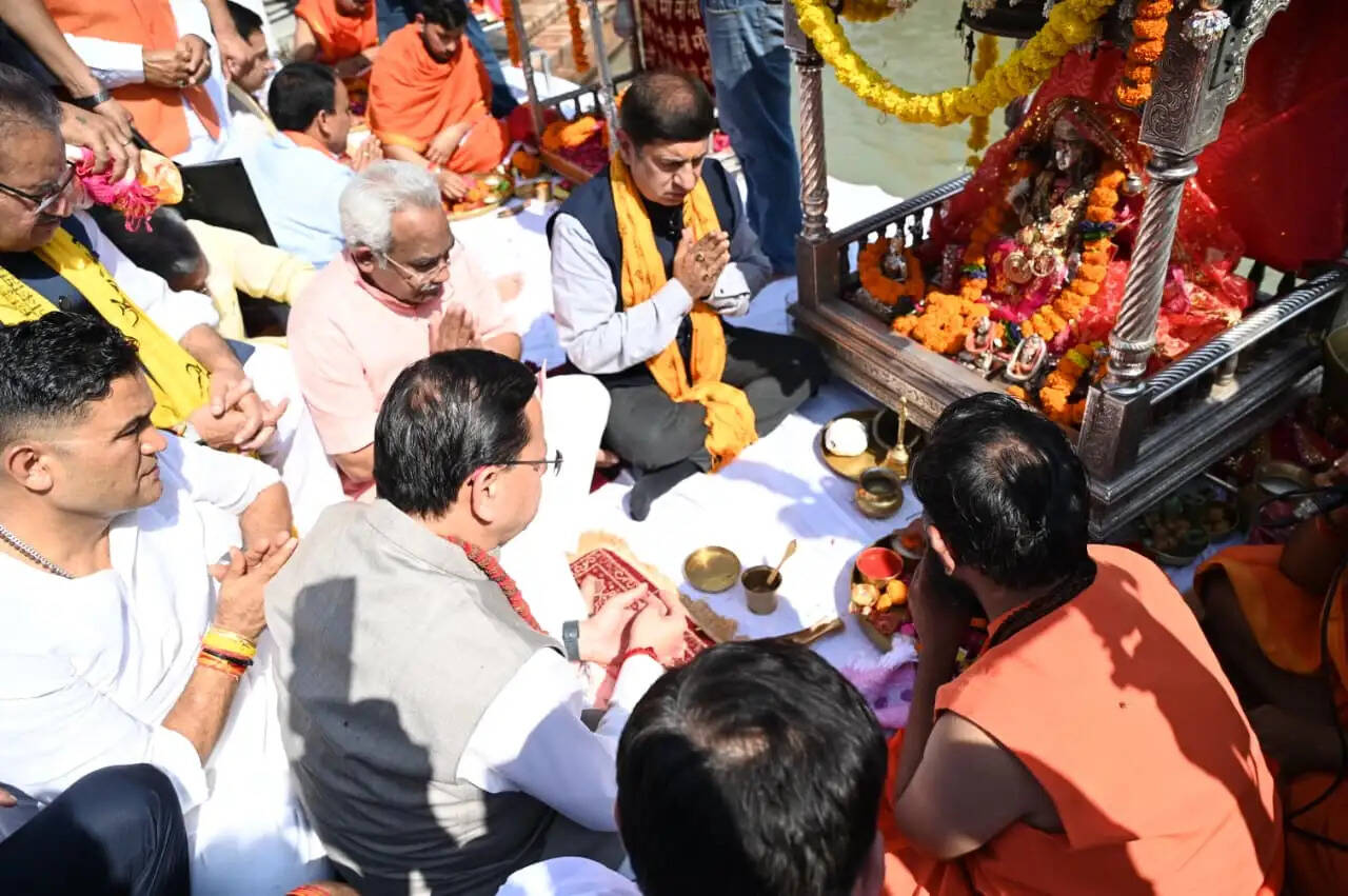 मोदी के सेवा के 25 वर्ष पूर्ण होने पर सीएम धामी ने मंत्रिमंडल संग की गंगा पूजा व आरती