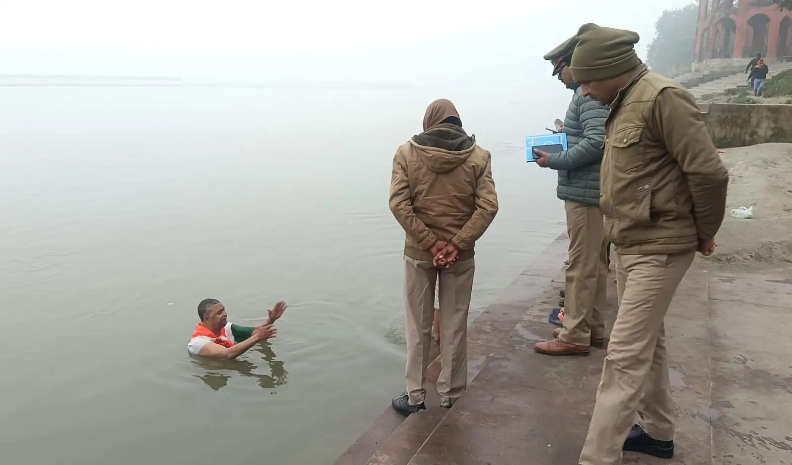 दिव्यांग महासंगठन के राष्ट्रीय अध्यक्ष ने ली जल समाधि,की सरकार विरोधी नारेबाजी