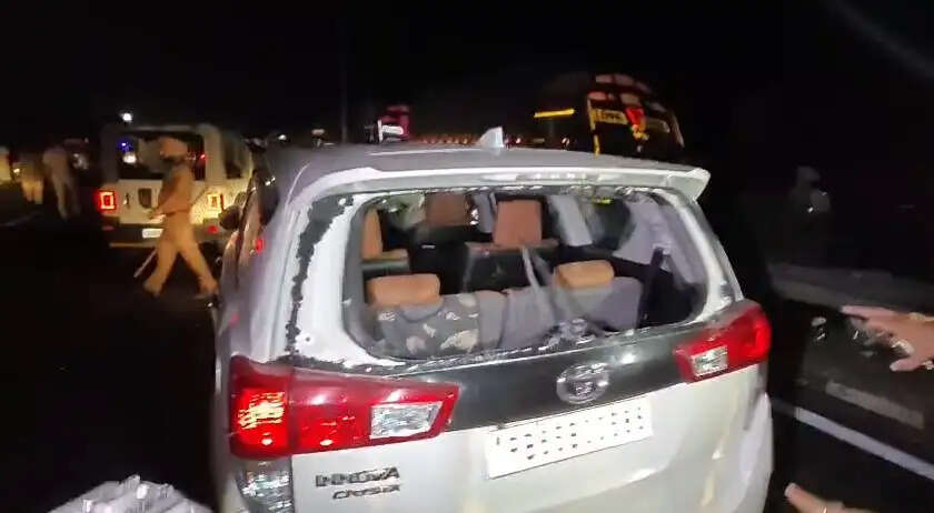एलपीयू जालंधर में भड़के छात्र, पुलिस पर पथराव, वाहन भी फूंके