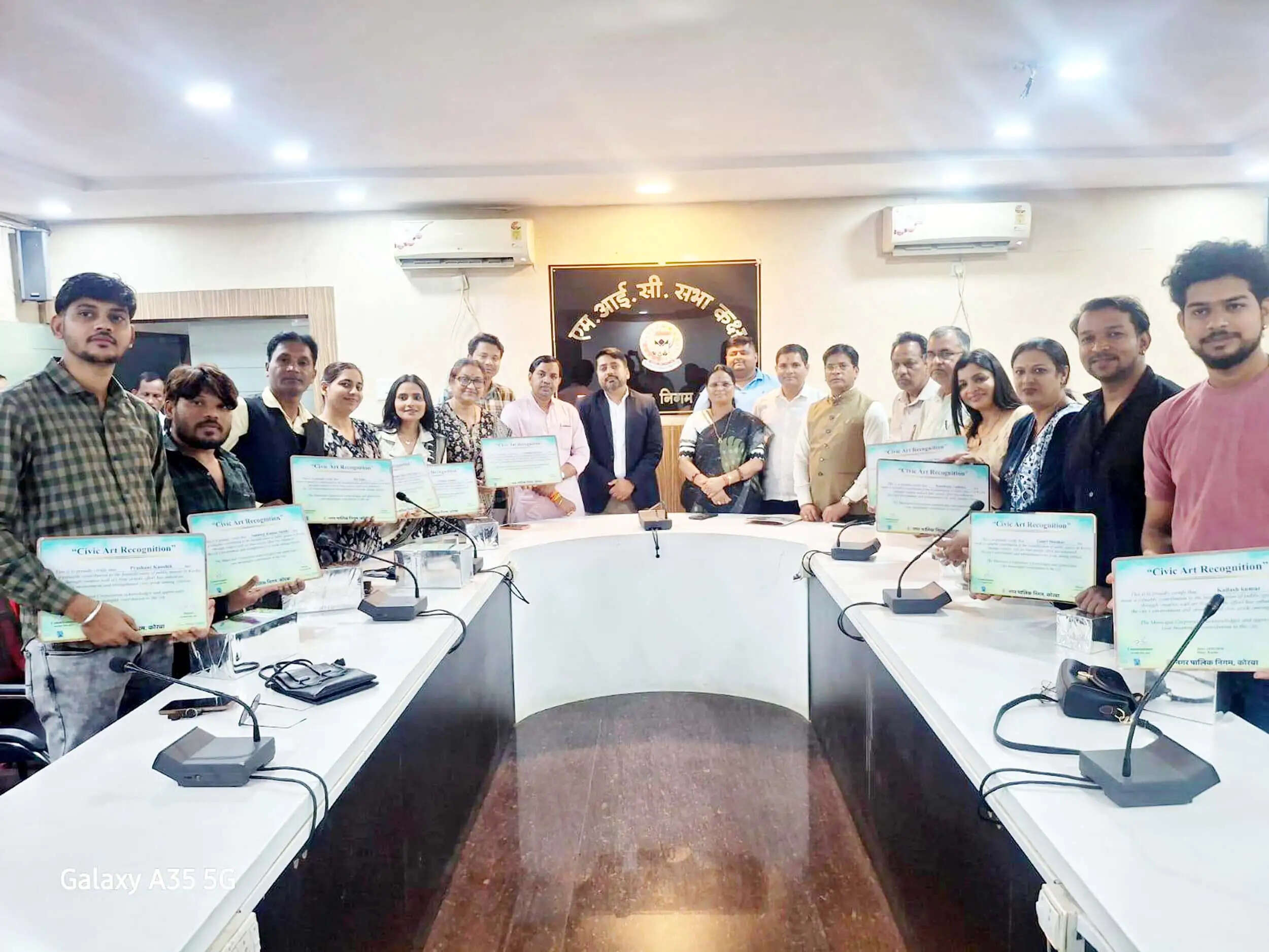 कोरबा : क्रिएटिव कार्नर के आर्टिस्टों को महापौर ने किया सम्मानित