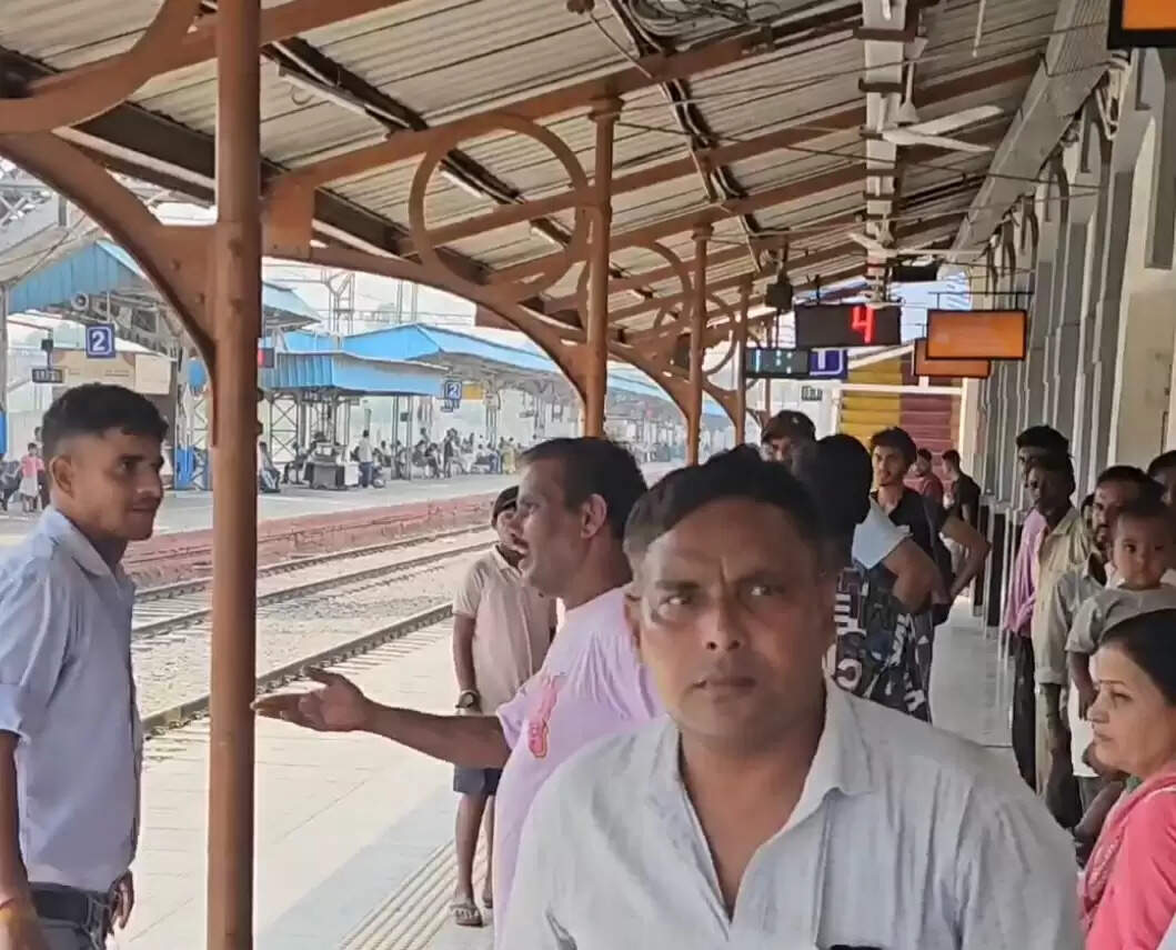 यमुनानगर: चलती ट्रेन में यात्री चढ़ते हुए लाइनों में गिरा, पुलिस ने बचाई जान