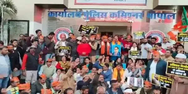 भोपालः भाजपा के प्रदेश उपाध्यक्ष आलोक शर्मा समर्थकों के साथ पुलिस कंट्रोल रूम में धरने पर बैठे