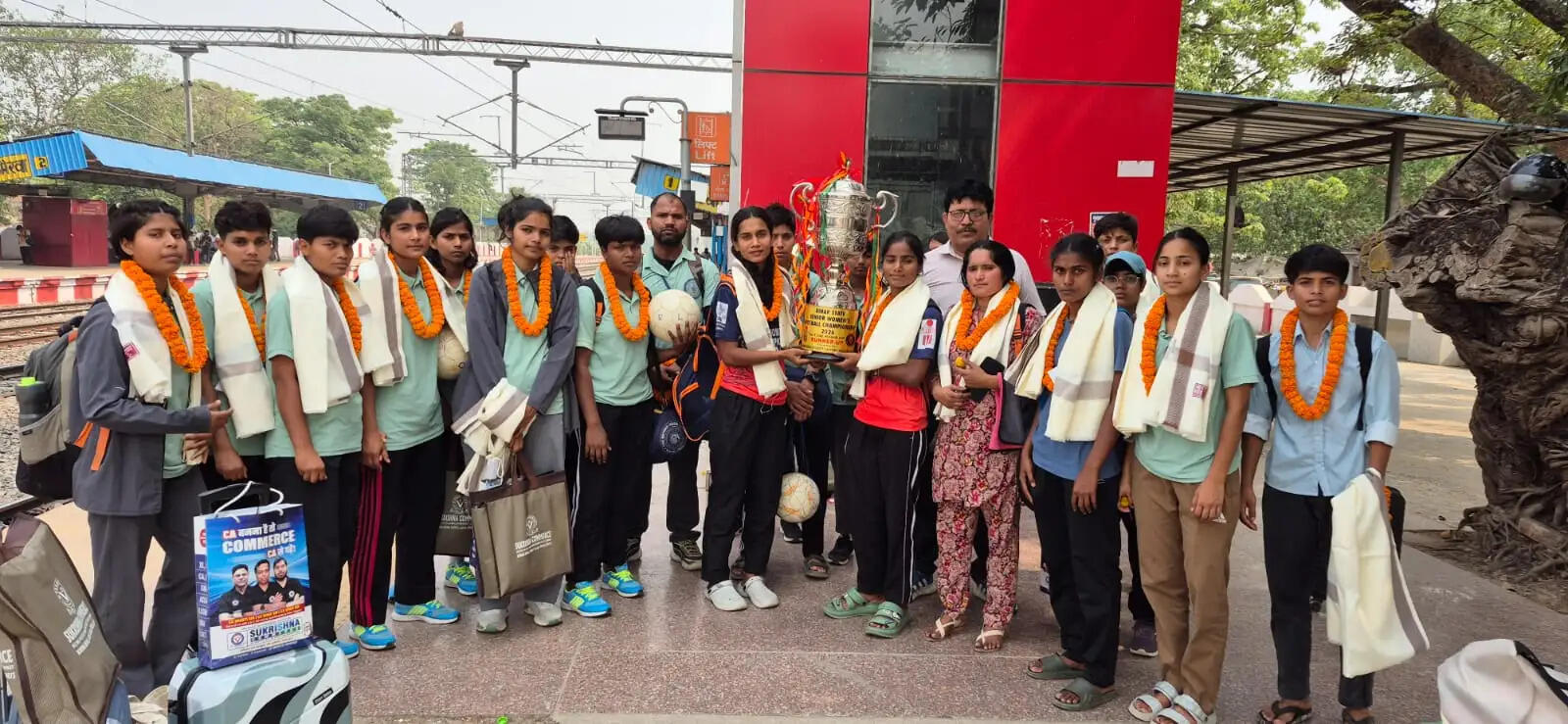 उपविजेता बन लौटी सीवान महिला फुटबॉल टीम का मैरवा स्टेशन पर भव्य स्वागत