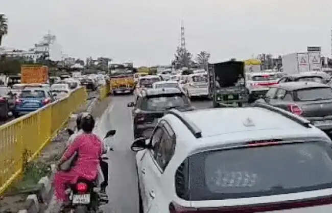 सोनीपत में 250 फीट ऊंचे बिजली टावर पर चढ़ा युवक, हाईवे जाम, बिजली बंद