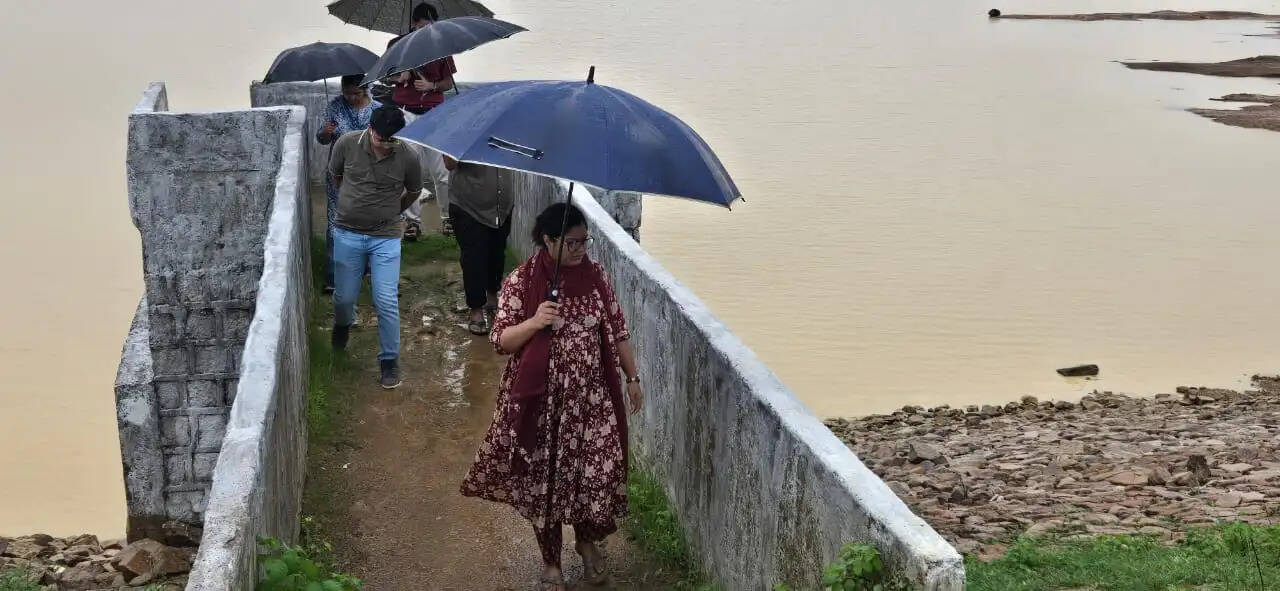 सूरजपुर : कलेक्टर ने कृष्णपुर और बतरा जलाशय का किया निरीक्षण