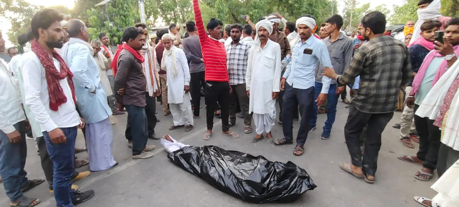 सरकारी हैंडपंप में उतरे करंट से अधेड़ की मौत, शव रखकर ग्रामीणों ने लगाया जाम