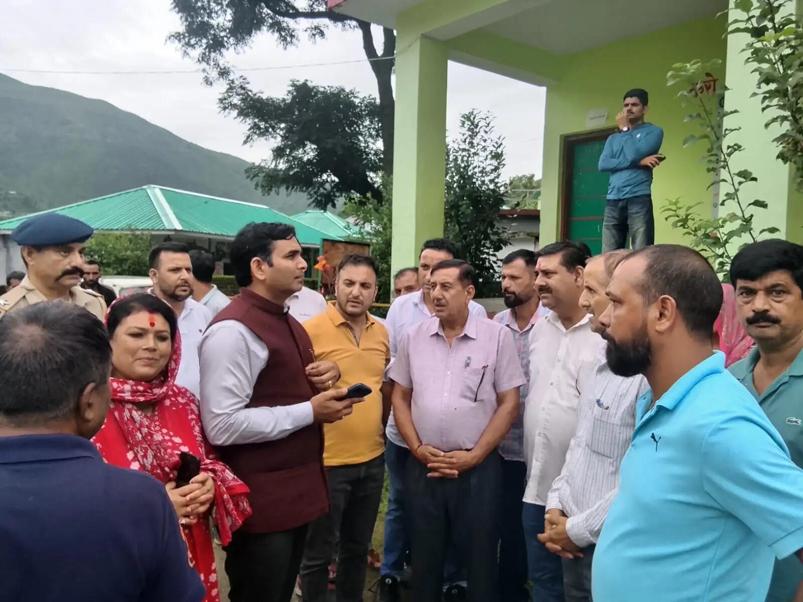 शाहपुर के बोह क्षेत्र में प्रभावित परिवारों से मिले उपायुक्त, राहत कार्यों का लिया जायजा
