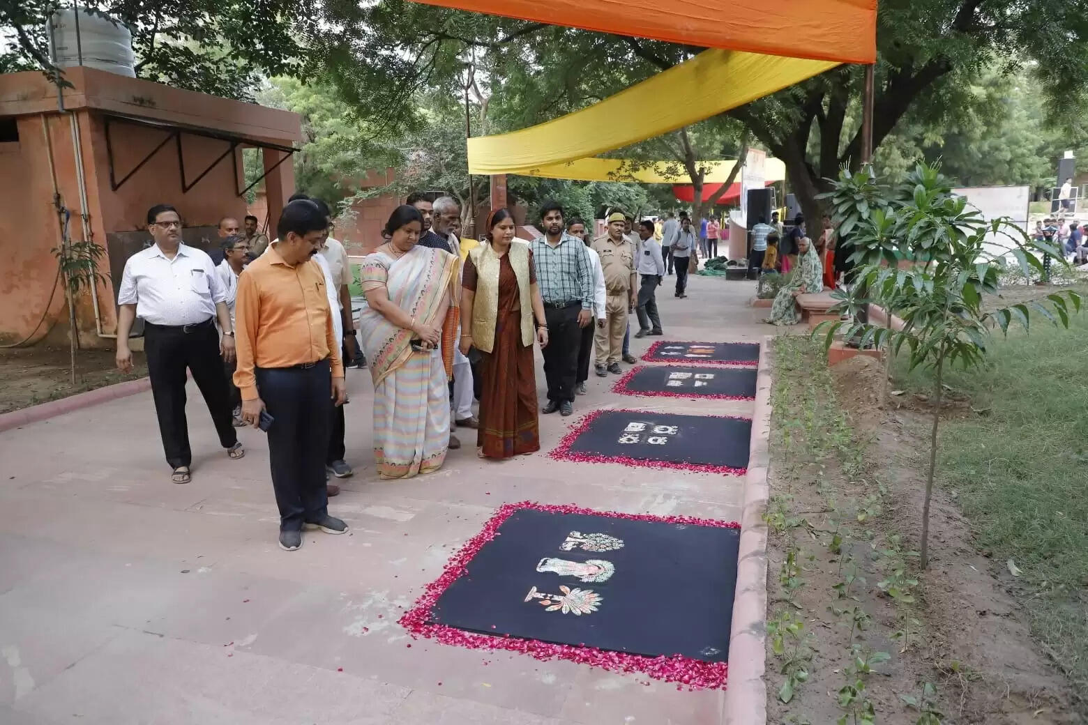 रसखान समाधि पर सांझी महोत्सव दूसरे दिन हुआ आकर्षक सांझियों का चित्रण, बनी ठनी नाट्य लीला का हुआ मंचन