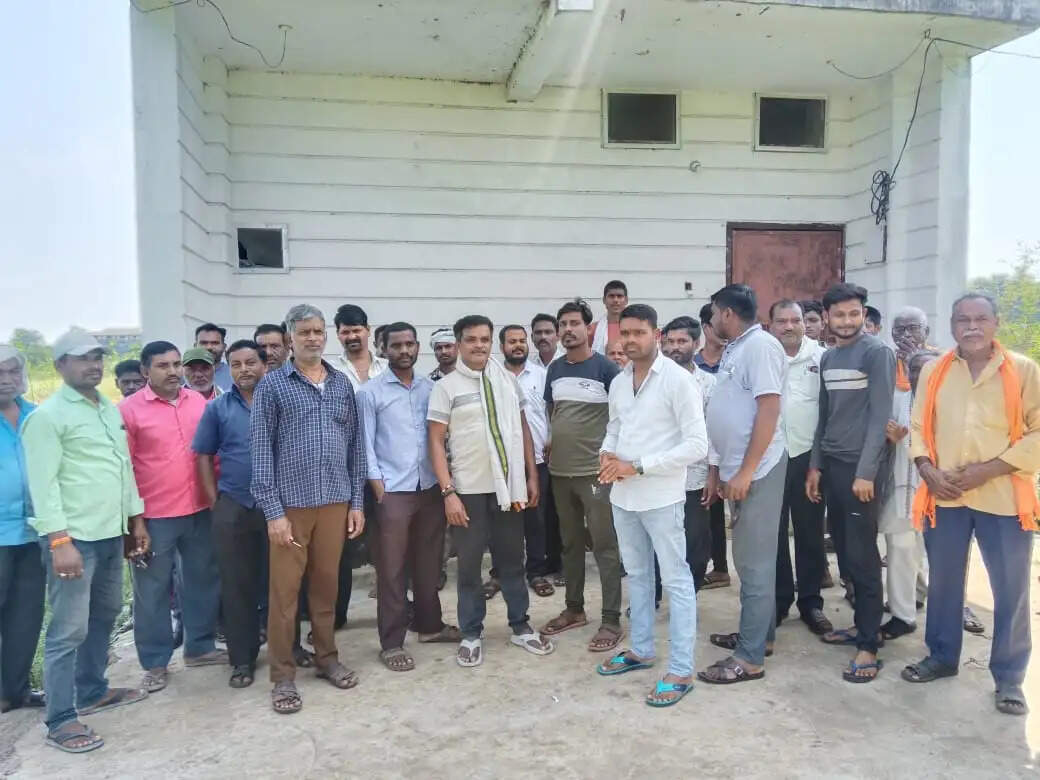 धमतरी के श्यामतराई में कथित देह व्यापार के विरोध में ग्रामीणों का प्रदर्शन