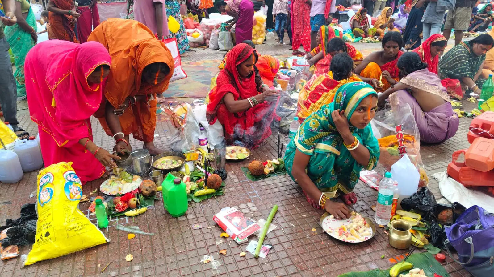 सिंह संक्रांति पर गंगा घाटों पर उमड़ी श्रद्धालुओं की भीड़, महिलाओं ने लगाई आस्था की डुबकी