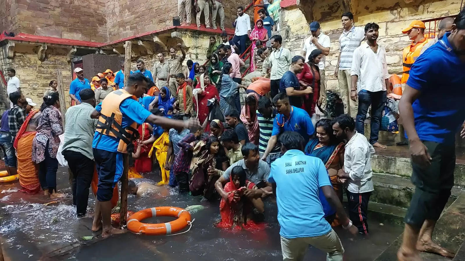 लोलार्क छठ पर लाखों श्रद्धालुओं ने लोलार्क कुण्ड में संतति कामना की डुबकी लगाई