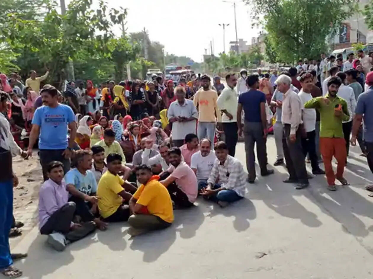 हिसार में डीसीएम मिल प्रबंधन से नाराज कर्मचारियों व मजदूरों ने लगाया जाम