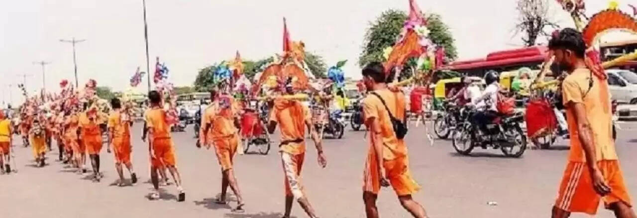 भगवान शिव का जलाभिषेक करने के लिए खड़ी कांवड़ में गंगा जल लेने गए बेड़े