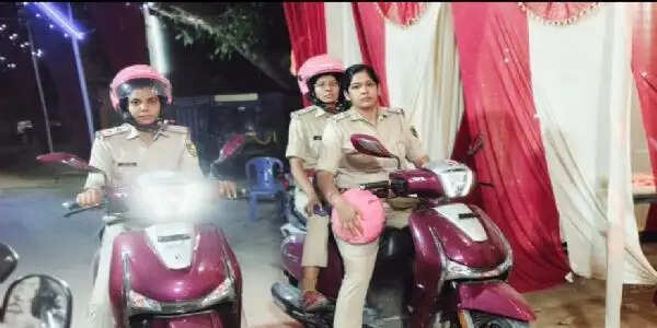 सारण में दुर्गा पूजा पर सुरक्षा कड़ी, पुलिस दीदी और बाइक गश्ती दल ने संभाली कमान