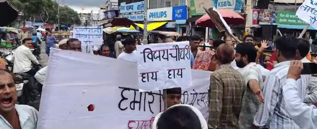 नगर पालिका अध्यक्ष के घर का घेराव, जमकर नारेबाजी