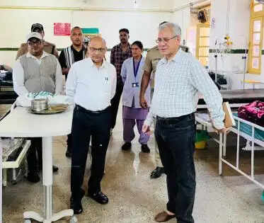 आयुक्त ने जिला चिकित्सालय का औचक निरीक्षण कर परखी स्वास्थ्य सेवाएं