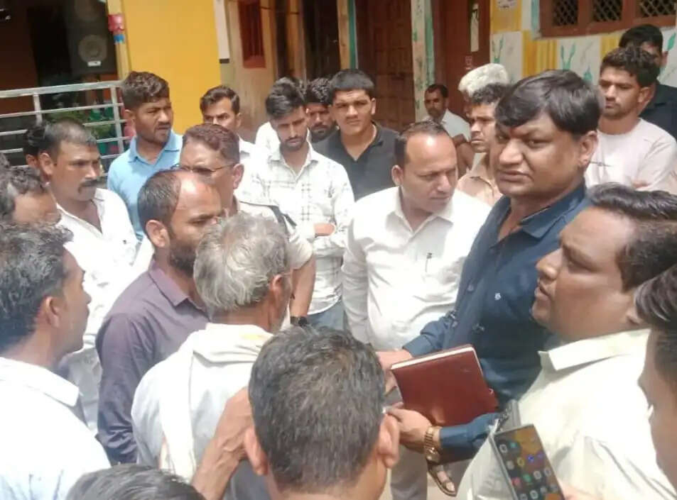 राजगढ़: अघोषित बिजली कटौती पर ग्रामीणों में नाराजगी, प्रशासन के आश्वासन के बाद फिलहाल टला आंदोलन