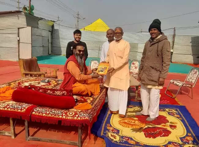 ब्रह्माश्रम महाराज को 'श्रीरामपुष्प विजय रत्न अमृत सागर' की प्रतियां भेंट