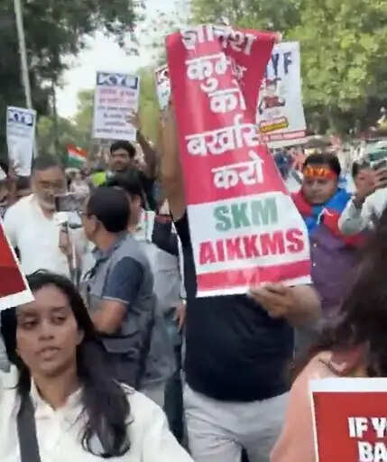 एसआईआर के खिलाफ मार्च, दिल्ली पुलिस ने प्रदर्शनकारियों को हिरासत में लिया