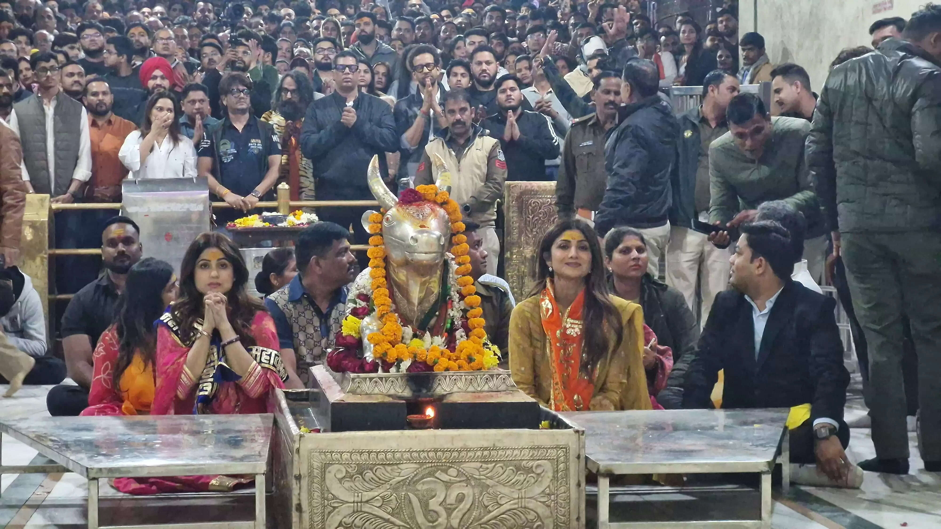 फिल्म अभिनेत्री शिल्पा शेट्टी एवं शमिता शेट्टी ने किए महाकालेश्वर के दर्शन