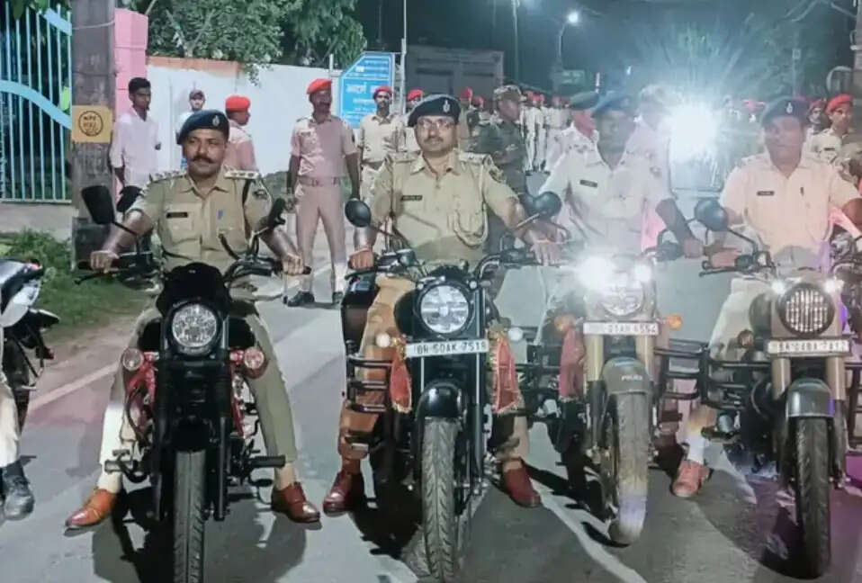 फारबिसगंज में फ्लैग मार्च,पूजा पंडालों में सादे लिबास में होगी पुलिस अधिकारियों की तैनाती